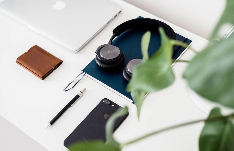 براثن مثيرة: كيفية شراء وارتداء حقيبة القابض المصممة