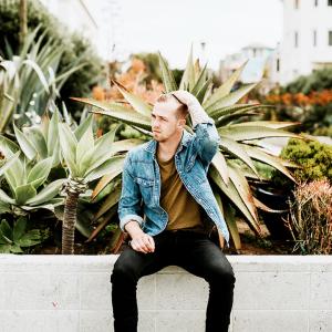 كيفية مطابقة لون حقيبة يدك مع الزي